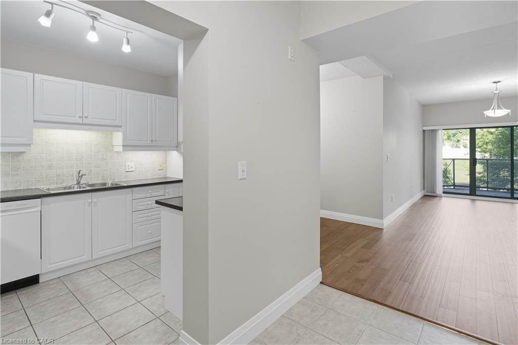 211-2075 Amherst Heights Drive, Burlington, ON - Indoor Photo Showing Kitchen