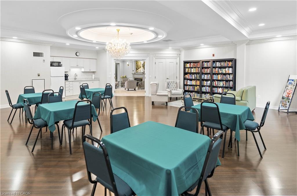 211-2075 Amherst Heights Drive, Burlington, ON - Indoor Photo Showing Dining Room
