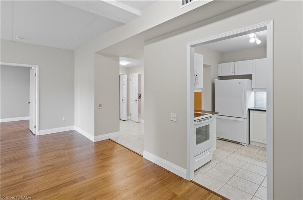 211-2075 Amherst Heights Drive, Burlington, ON - Indoor Photo Showing Kitchen