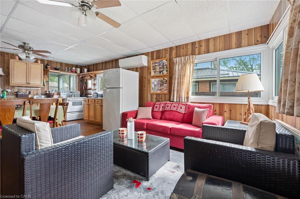 3 Harold Street, Turkey Point, ON - Indoor Photo Showing Living Room