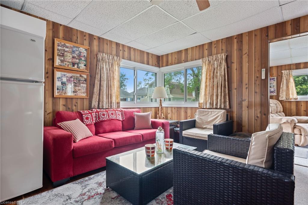 3 Harold Street, Turkey Point, ON - Indoor Photo Showing Living Room