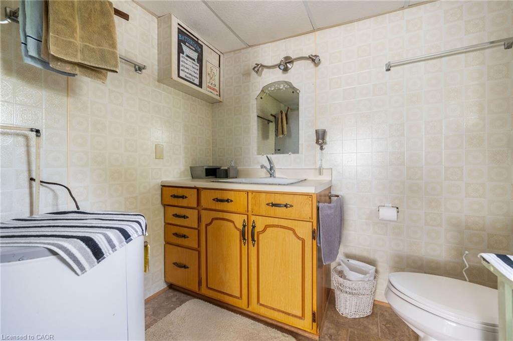 3 Harold Street, Turkey Point, ON - Indoor Photo Showing Bathroom