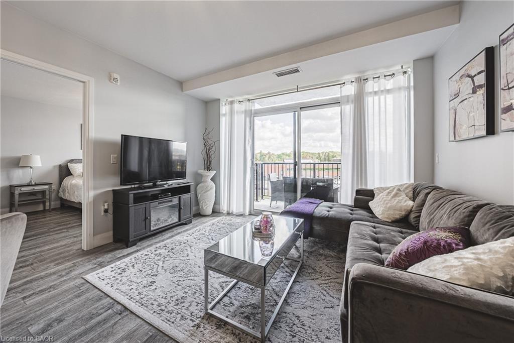 317-1 Redfern Avenue, Hamilton, ON - Indoor Photo Showing Living Room