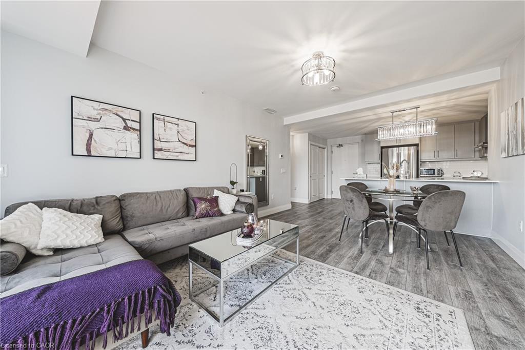 317-1 Redfern Avenue, Hamilton, ON - Indoor Photo Showing Living Room