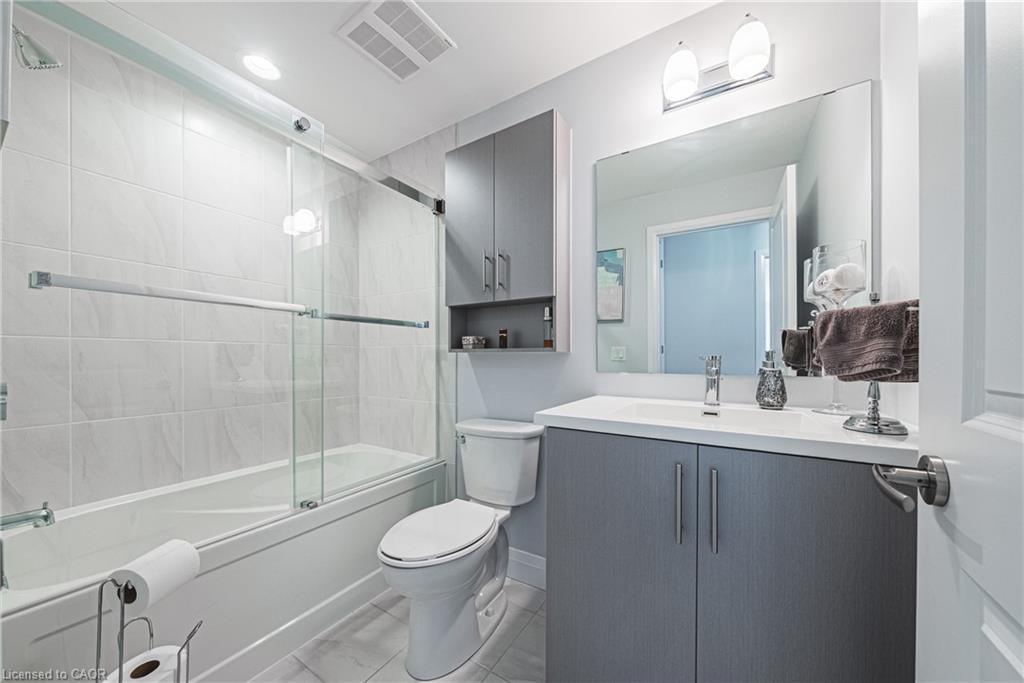317-1 Redfern Avenue, Hamilton, ON - Indoor Photo Showing Bathroom