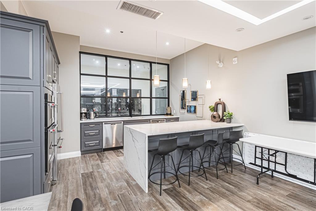 317-1 Redfern Avenue, Hamilton, ON - Indoor Photo Showing Kitchen With Upgraded Kitchen