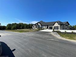 9-670 Bishopsgate Road Paris, ON N3L 3E3