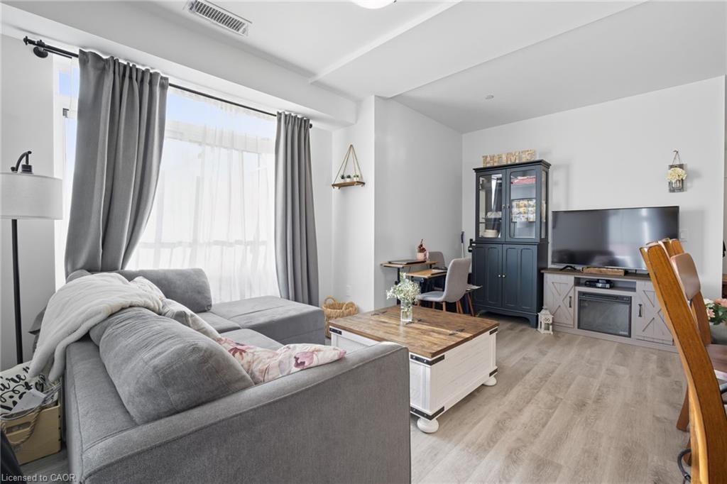 426-1 Redfern Avenue, Hamilton, ON - Indoor Photo Showing Living Room