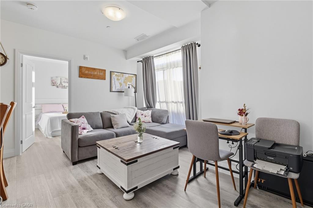 426-1 Redfern Avenue, Hamilton, ON - Indoor Photo Showing Living Room