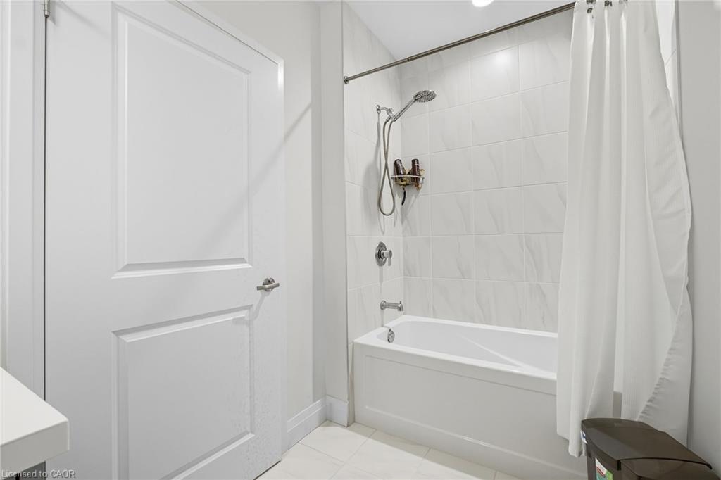 426-1 Redfern Avenue, Hamilton, ON - Indoor Photo Showing Bathroom