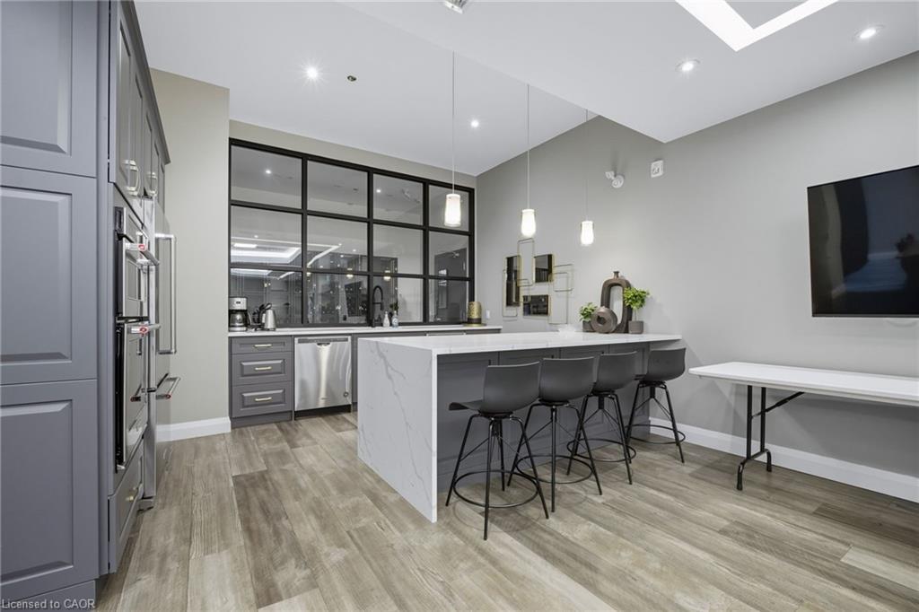 426-1 Redfern Avenue, Hamilton, ON - Indoor Photo Showing Kitchen With Upgraded Kitchen