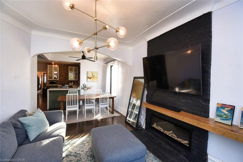 150 Victoria Avenue N, Hamilton, ON - Indoor Photo Showing Living Room With Fireplace