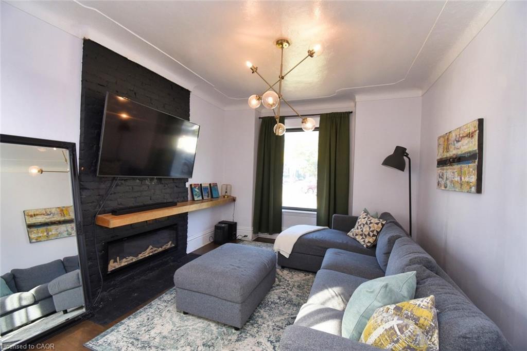 150 Victoria Avenue N, Hamilton, ON - Indoor Photo Showing Living Room