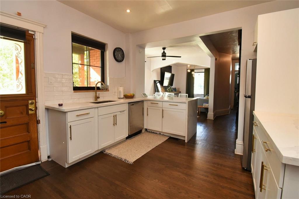 150 Victoria Avenue N, Hamilton, ON - Indoor Photo Showing Kitchen