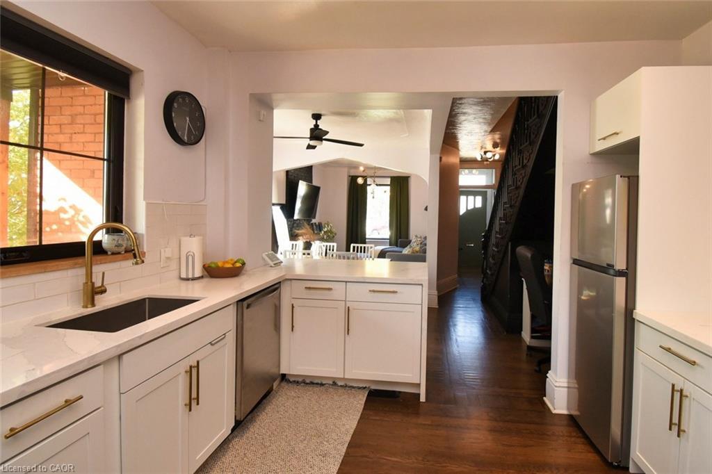 150 Victoria Avenue N, Hamilton, ON - Indoor Photo Showing Kitchen