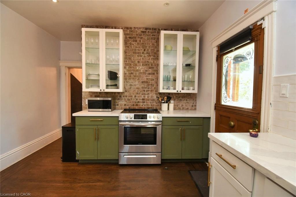 150 Victoria Avenue N, Hamilton, ON - Indoor Photo Showing Kitchen