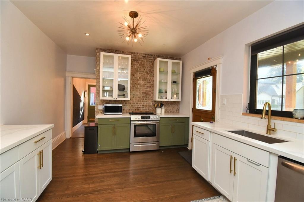 150 Victoria Avenue N, Hamilton, ON - Indoor Photo Showing Kitchen With Upgraded Kitchen