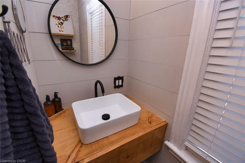 150 Victoria Avenue N, Hamilton, ON - Indoor Photo Showing Bathroom
