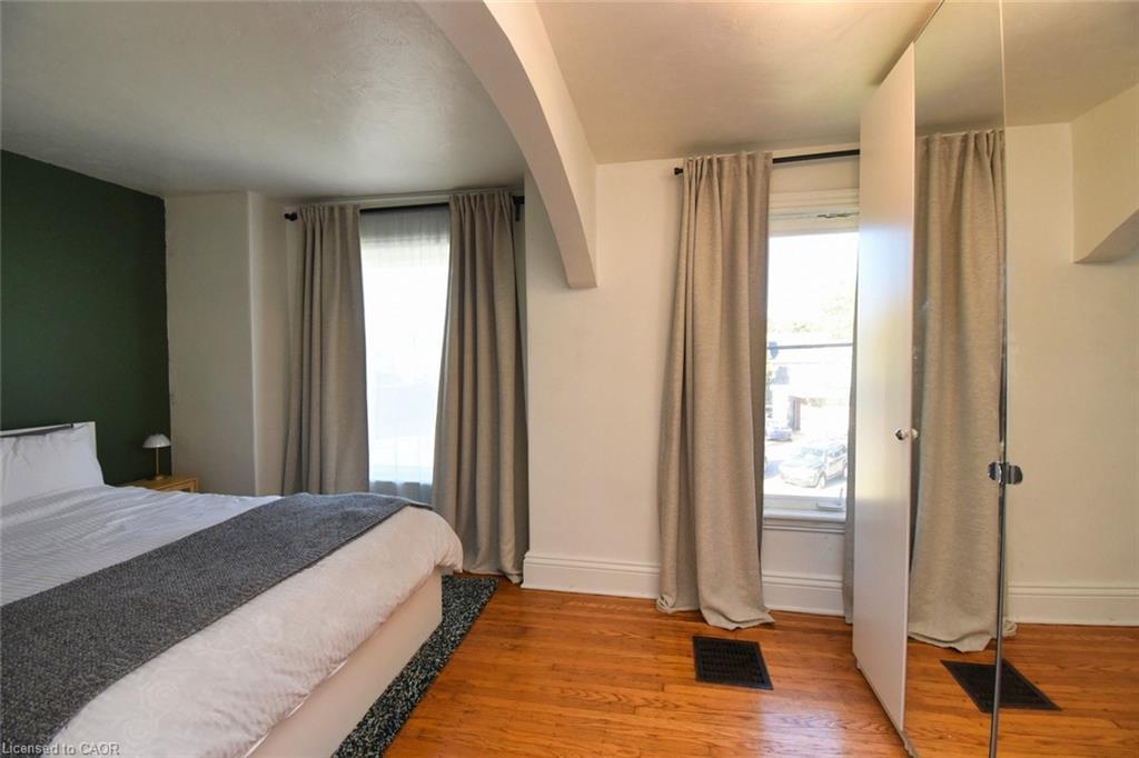 150 Victoria Avenue N, Hamilton, ON - Indoor Photo Showing Bedroom