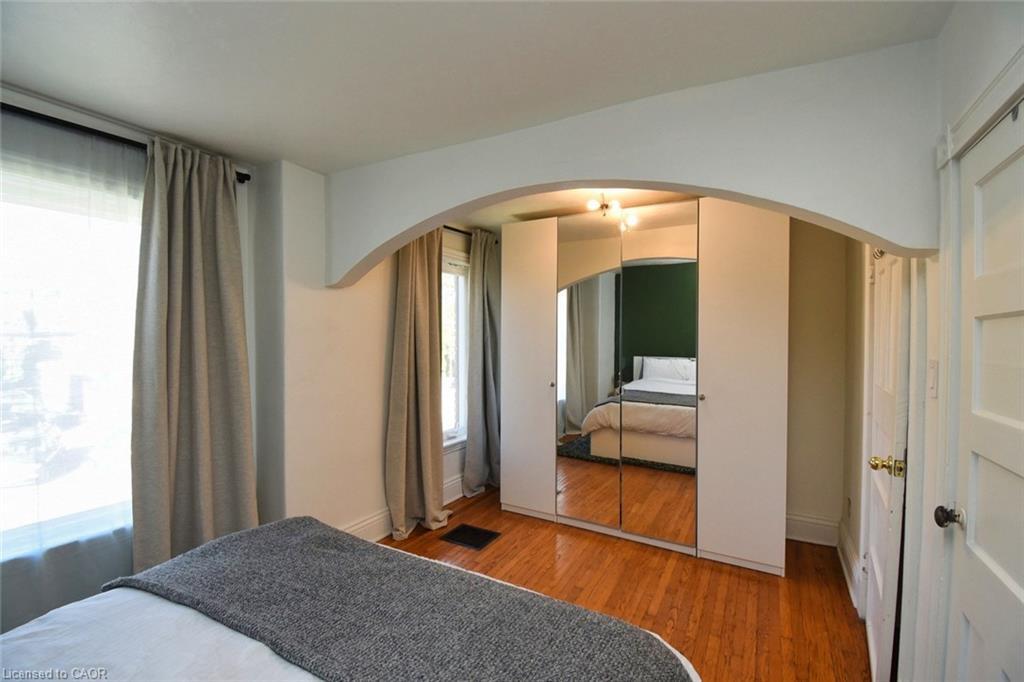 150 Victoria Avenue N, Hamilton, ON - Indoor Photo Showing Bedroom