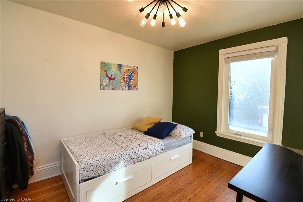 150 Victoria Avenue N, Hamilton, ON - Indoor Photo Showing Bedroom