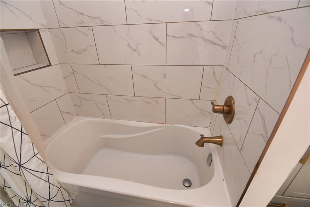 150 Victoria Avenue N, Hamilton, ON - Indoor Photo Showing Bathroom