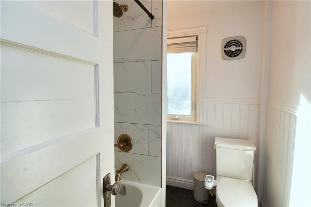 150 Victoria Avenue N, Hamilton, ON - Indoor Photo Showing Bathroom