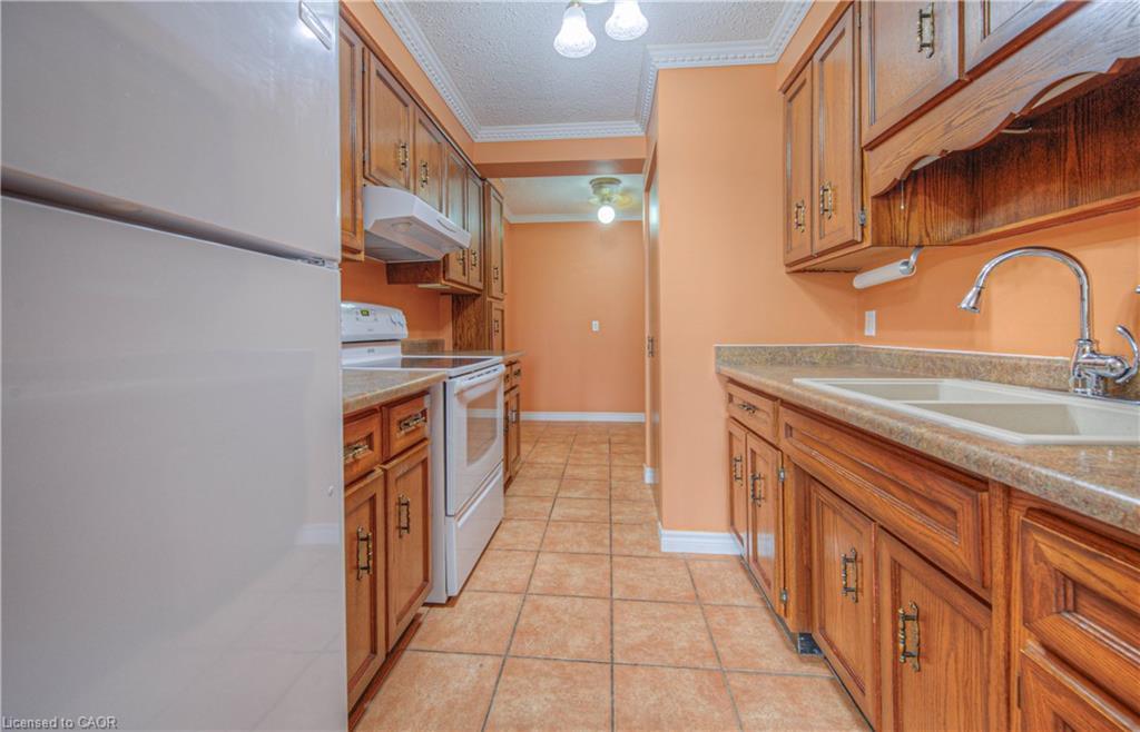 406-400 Champlain Boulevard, Cambridge, ON - Indoor Photo Showing Kitchen With Double Sink