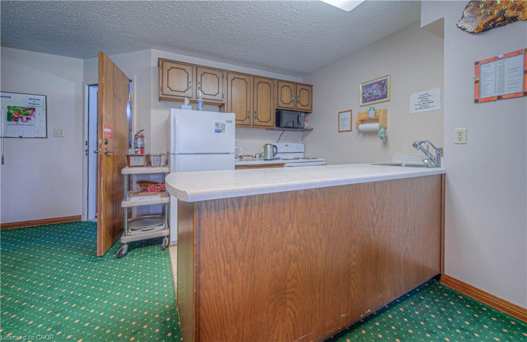 406-400 Champlain Boulevard, Cambridge, ON - Indoor Photo Showing Kitchen