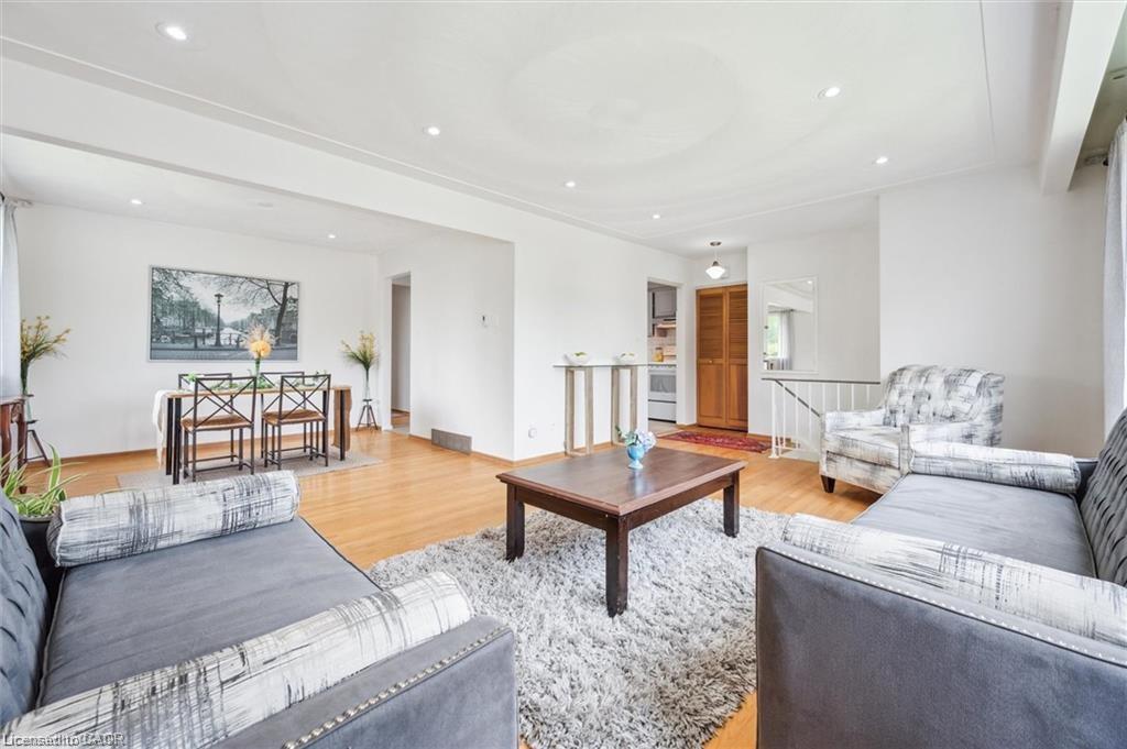 11 Van Horne Place, Kitchener, ON - Indoor Photo Showing Living Room
