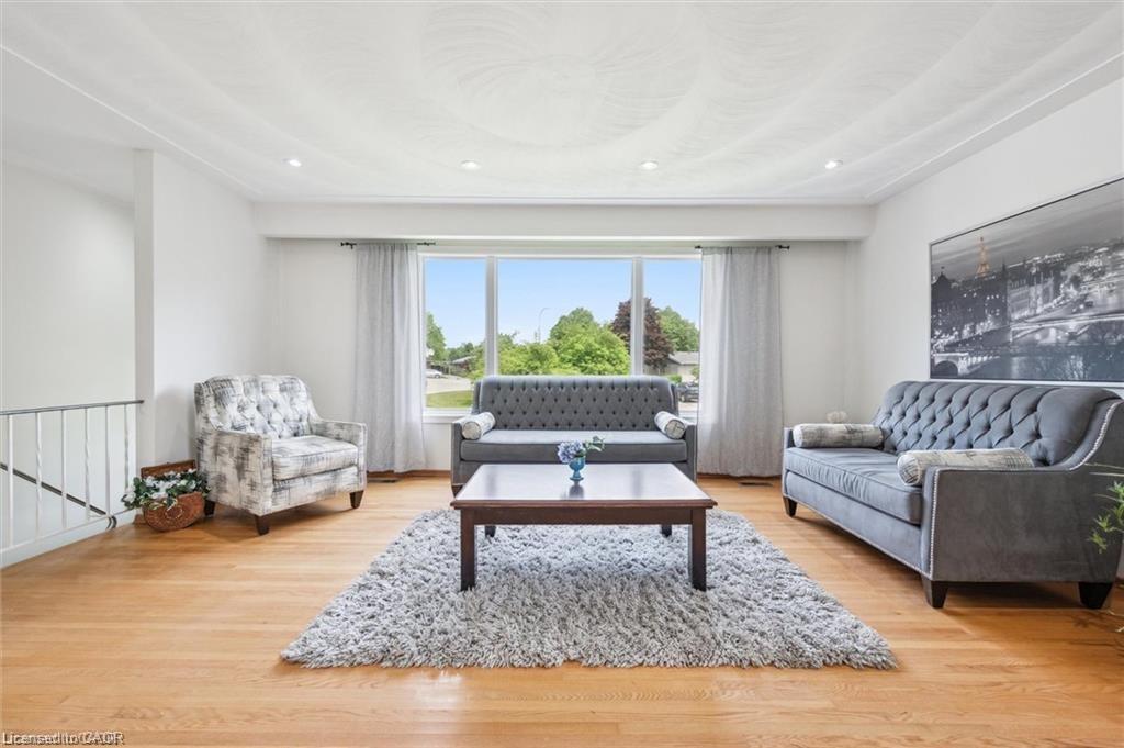 11 Van Horne Place, Kitchener, ON - Indoor Photo Showing Living Room