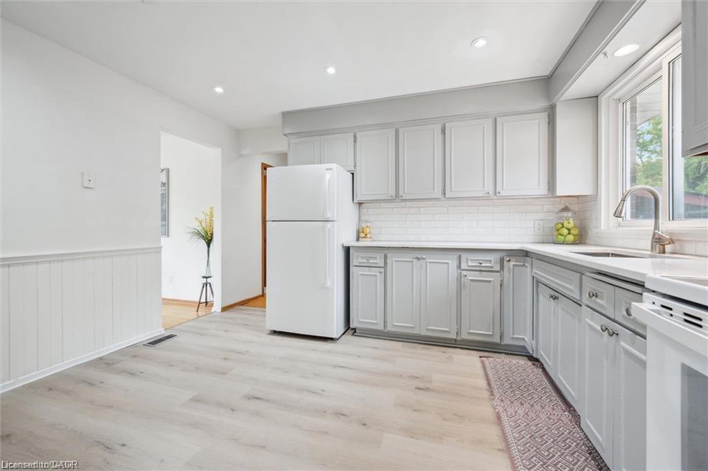 11 Van Horne Place, Kitchener, ON - Indoor Photo Showing Kitchen