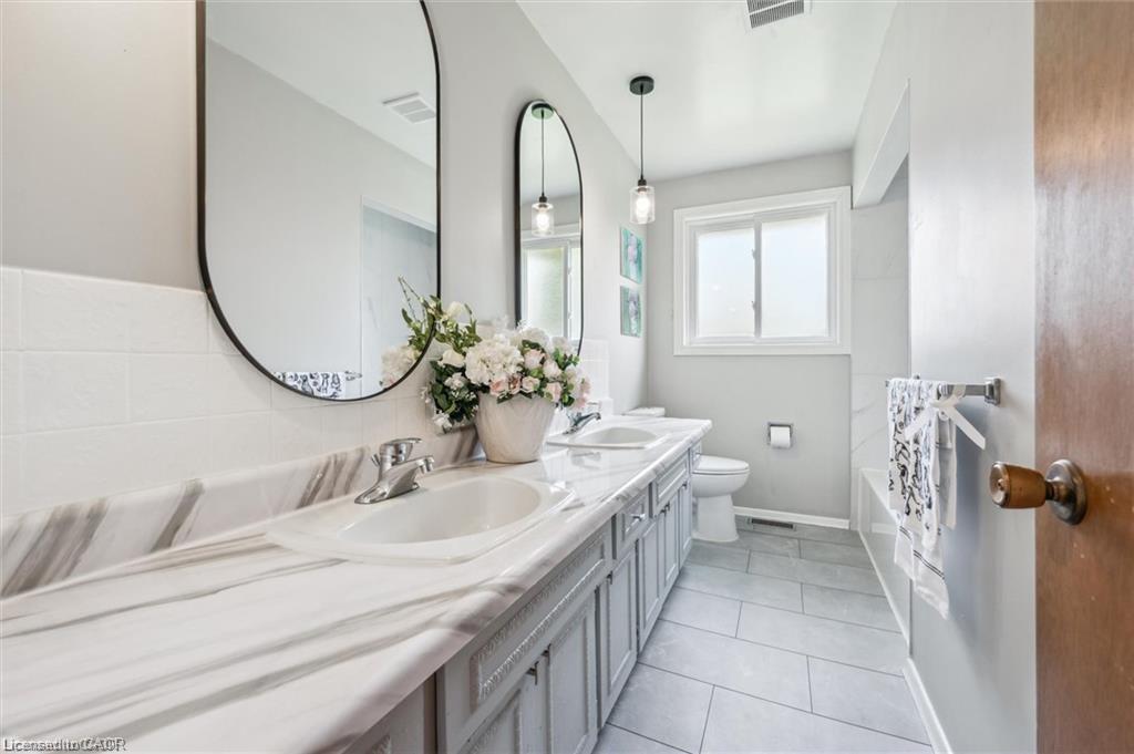 11 Van Horne Place, Kitchener, ON - Indoor Photo Showing Bathroom