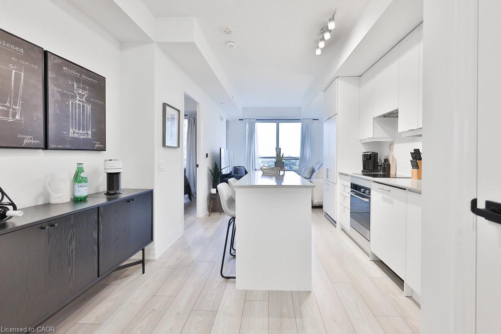 705-36 Elm Drive W, Mississauga, ON - Indoor Photo Showing Kitchen