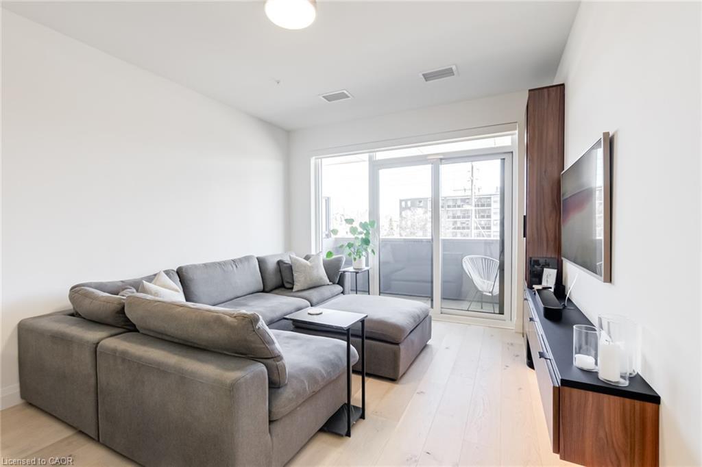 205-500 Brock Avenue, Burlington, ON - Indoor Photo Showing Living Room