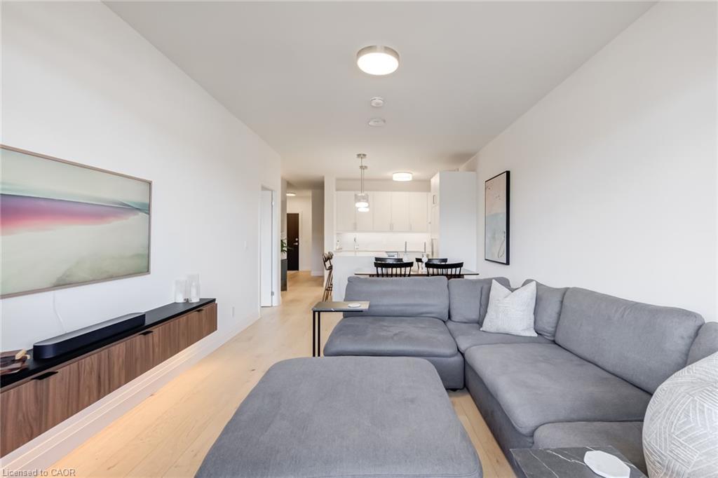 205-500 Brock Avenue, Burlington, ON - Indoor Photo Showing Living Room