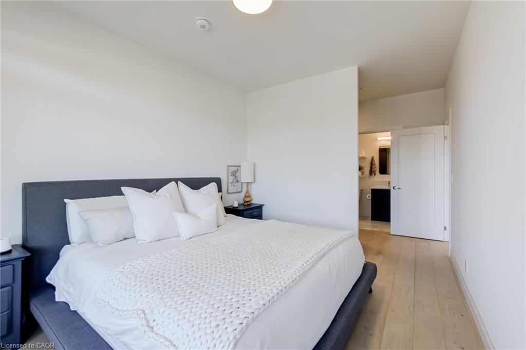 205-500 Brock Avenue, Burlington, ON - Indoor Photo Showing Bedroom