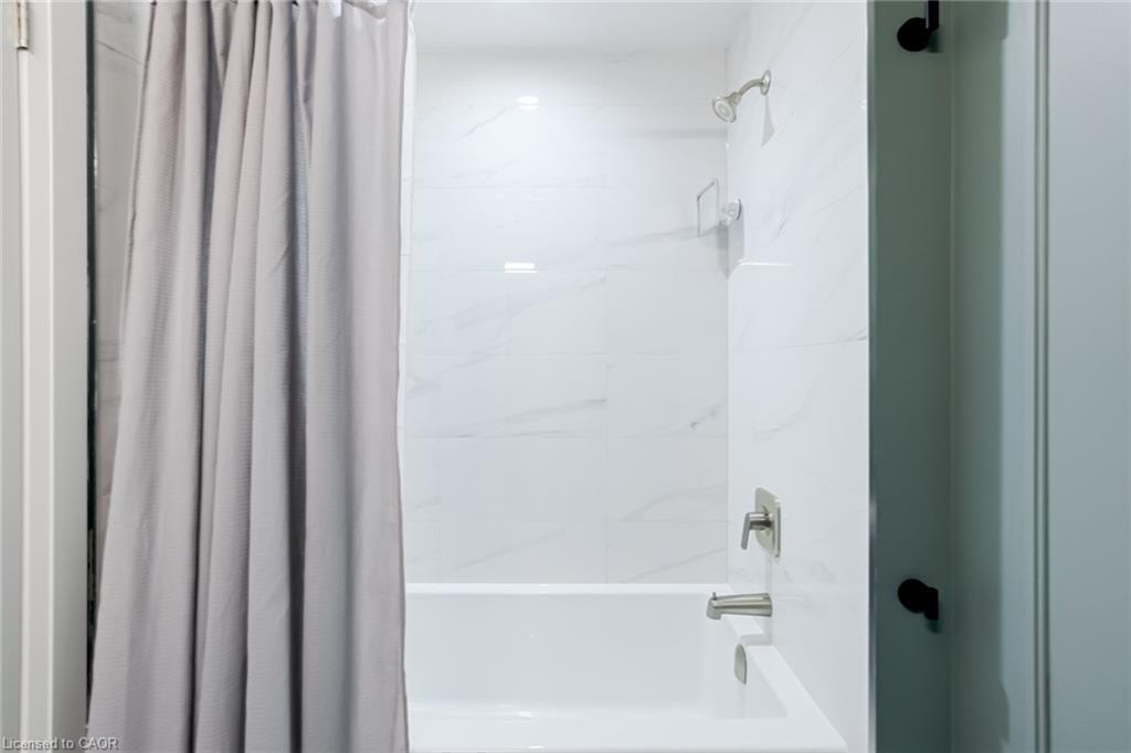 205-500 Brock Avenue, Burlington, ON - Indoor Photo Showing Bathroom