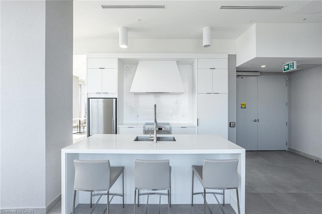 205-500 Brock Avenue, Burlington, ON - Indoor Photo Showing Kitchen With Upgraded Kitchen