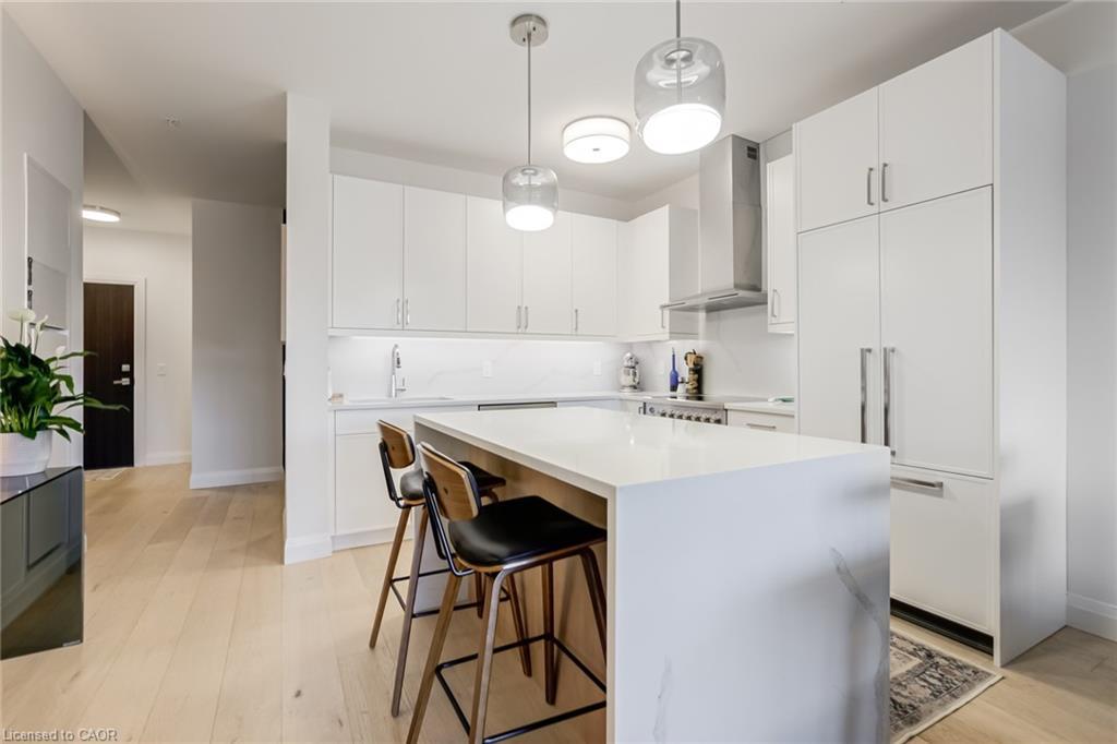 205-500 Brock Avenue, Burlington, ON - Indoor Photo Showing Kitchen With Upgraded Kitchen