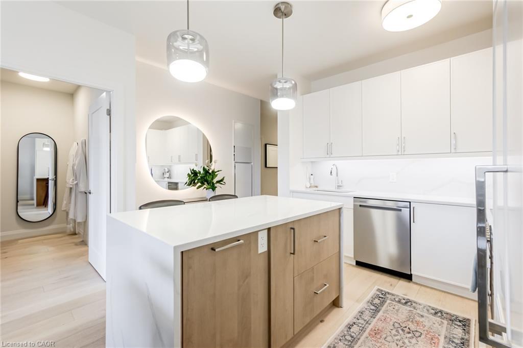 205-500 Brock Avenue, Burlington, ON - Indoor Photo Showing Kitchen With Upgraded Kitchen