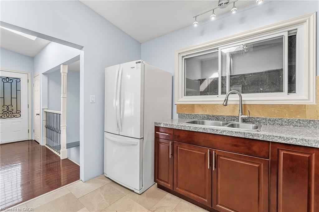 6122 Mayfair Drive, Niagara Falls, ON - Indoor Photo Showing Kitchen With Double Sink