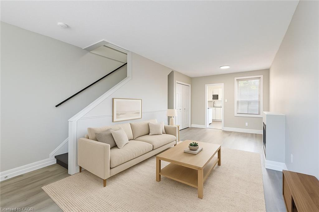 187 Barton Street W, Hamilton, ON - Indoor Photo Showing Living Room