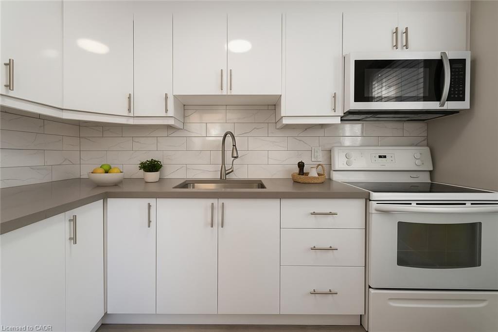 187 Barton Street W, Hamilton, ON - Indoor Photo Showing Kitchen