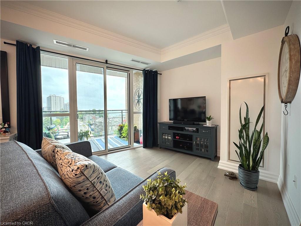 405-2060 Lakeshore Road, Burlington, ON - Indoor Photo Showing Living Room