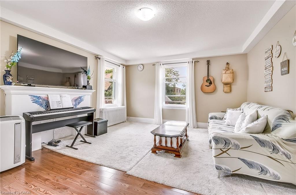 14-25 Mountwood Avenue, Hamilton, ON - Indoor Photo Showing Living Room