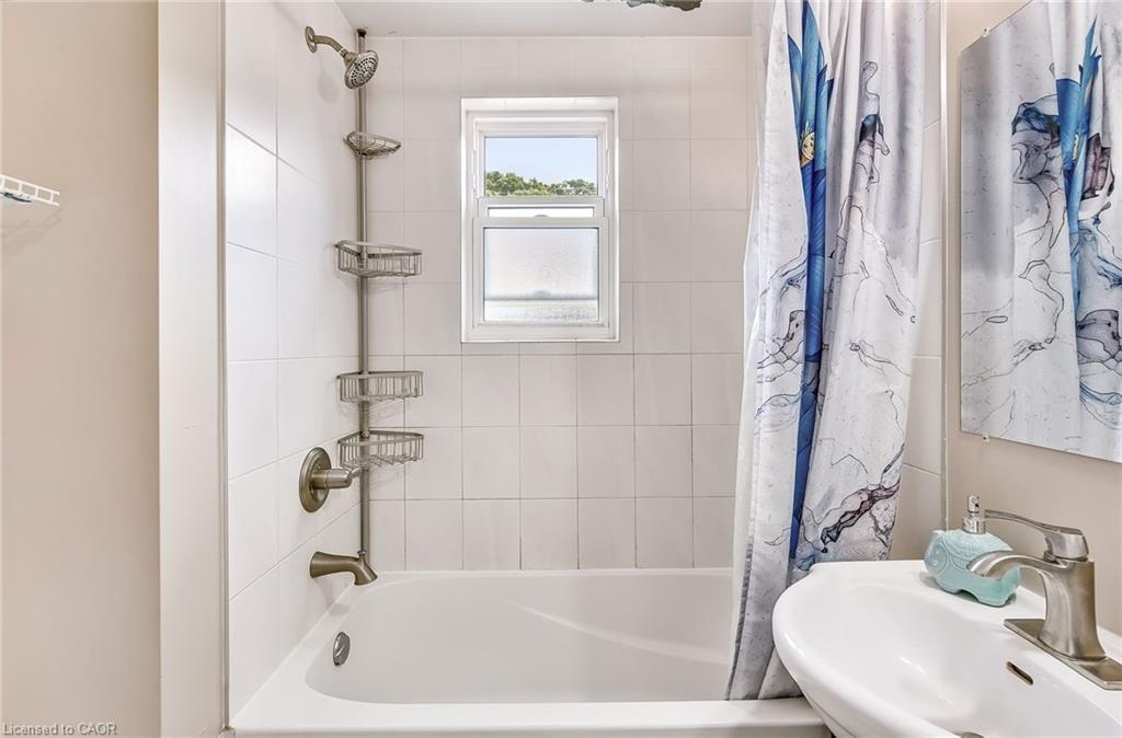 14-25 Mountwood Avenue, Hamilton, ON - Indoor Photo Showing Bathroom