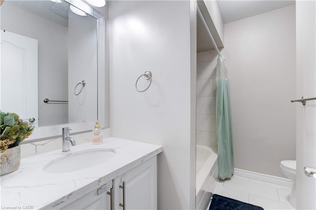 19-5475 Lakeshore Road, Burlington, ON - Indoor Photo Showing Bathroom