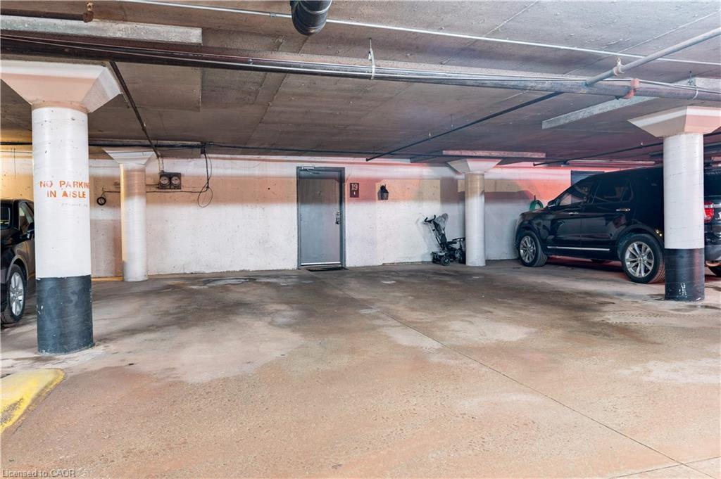 19-5475 Lakeshore Road, Burlington, ON - Indoor Photo Showing Garage