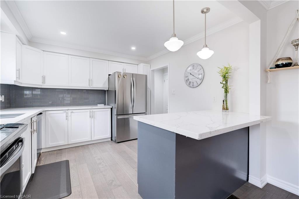 19-5475 Lakeshore Road, Burlington, ON - Indoor Photo Showing Kitchen With Upgraded Kitchen